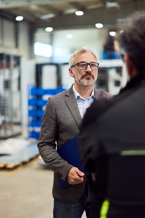 A manager and employer discussing in a logistics warehouse
