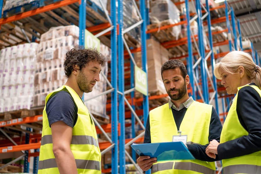 Discussion about products in warehouse